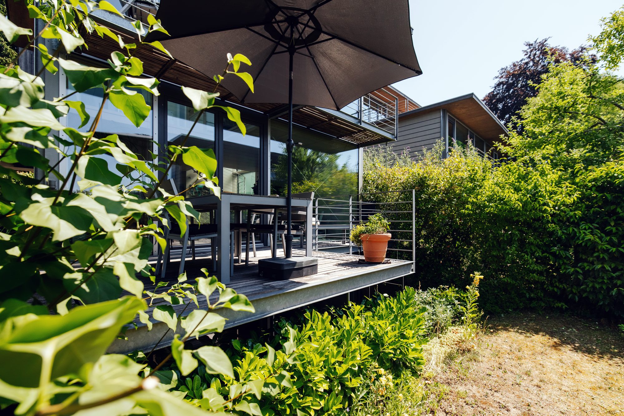 Erbbau: Lichtdurchflutetes Architektenhaus mit Weitblick, Einliegerwohnung und kleinem Garten! – Bild 1