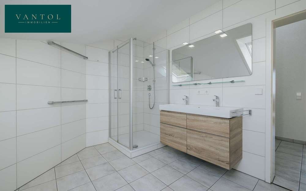 Hochwertiges Eigenheim mit Einliegerwohnung und Blick auf den Schönberg – Bild 5