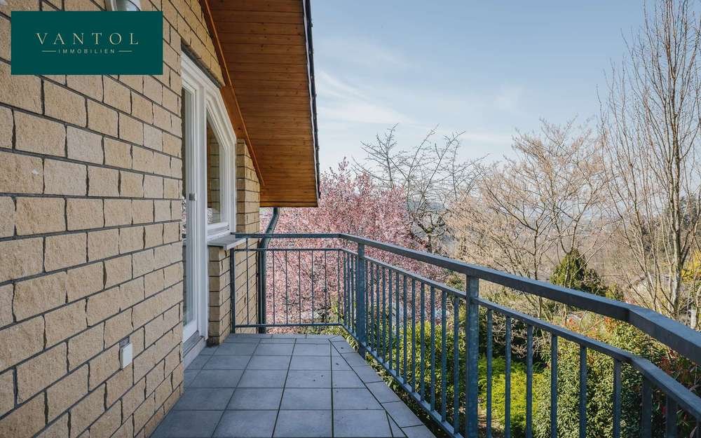 Hochwertiges Eigenheim mit Einliegerwohnung und Blick auf den Schönberg – Bild 2