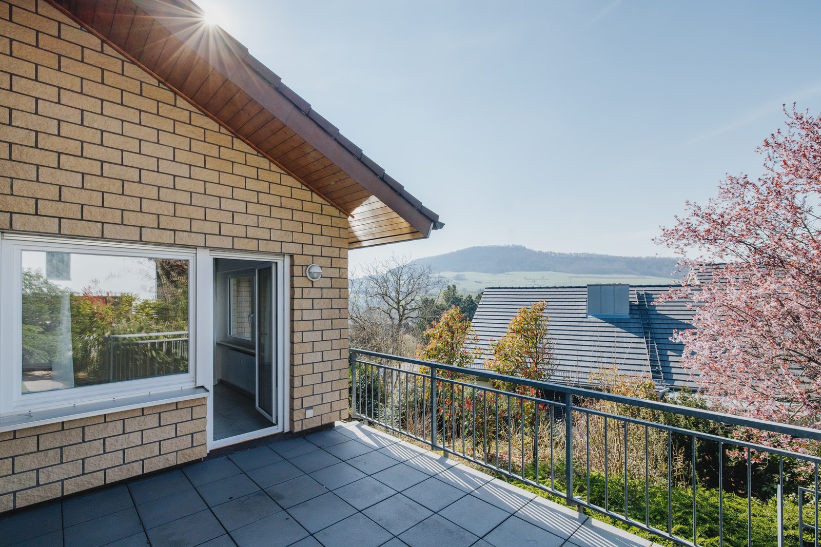 Hochwertiges Eigenheim mit Einliegerwohnung und Blick auf den Schönberg – Bild 1
