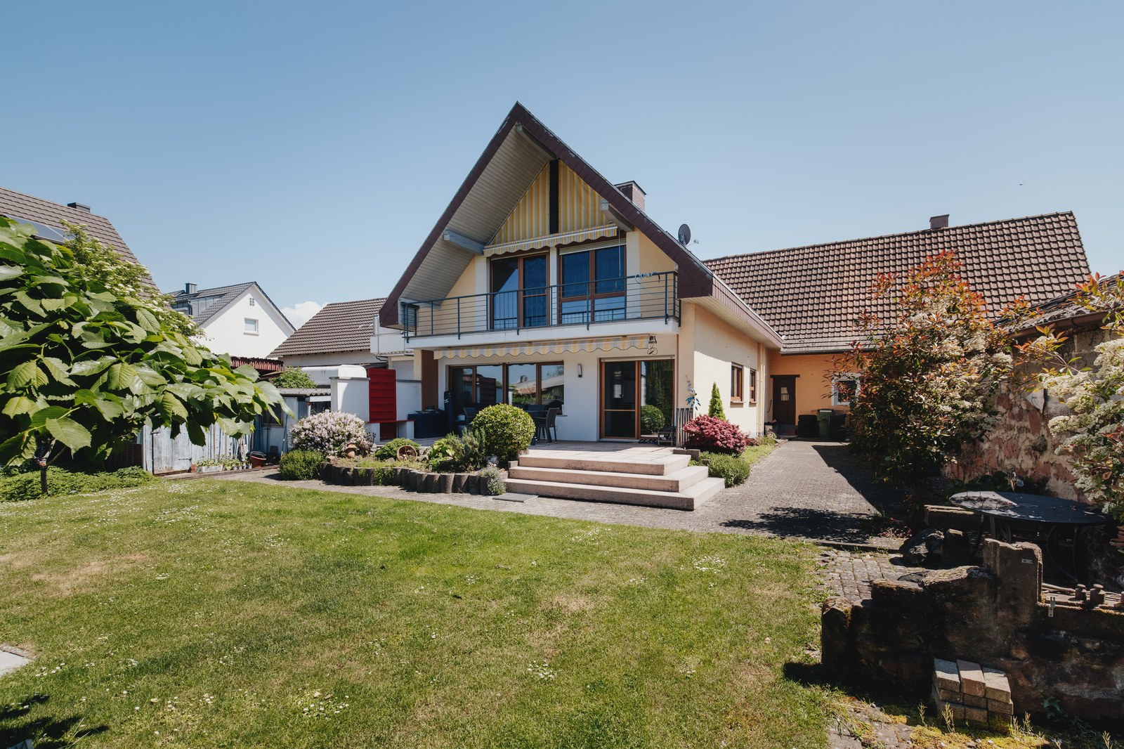 Freistehendes Einfamilienhaus mit Südgarten und Sonnenterrasse – Bild 1