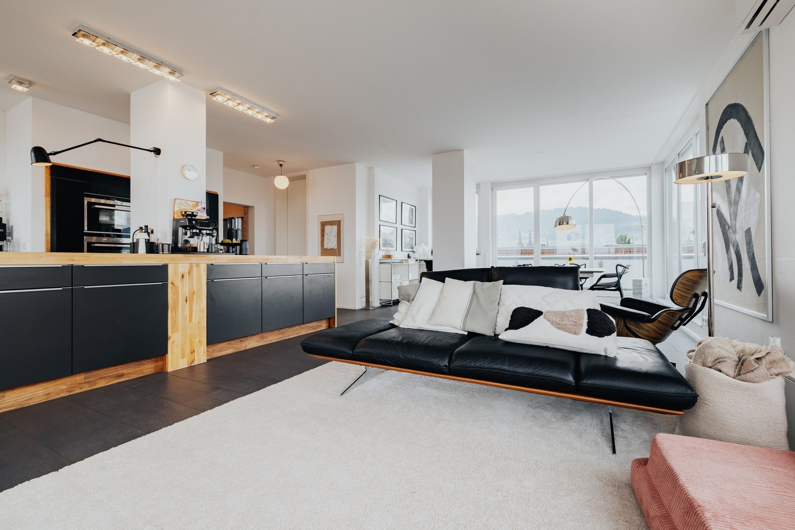 Großzügiges Penthouse mit Bergblick und offener Küche – Bild 1