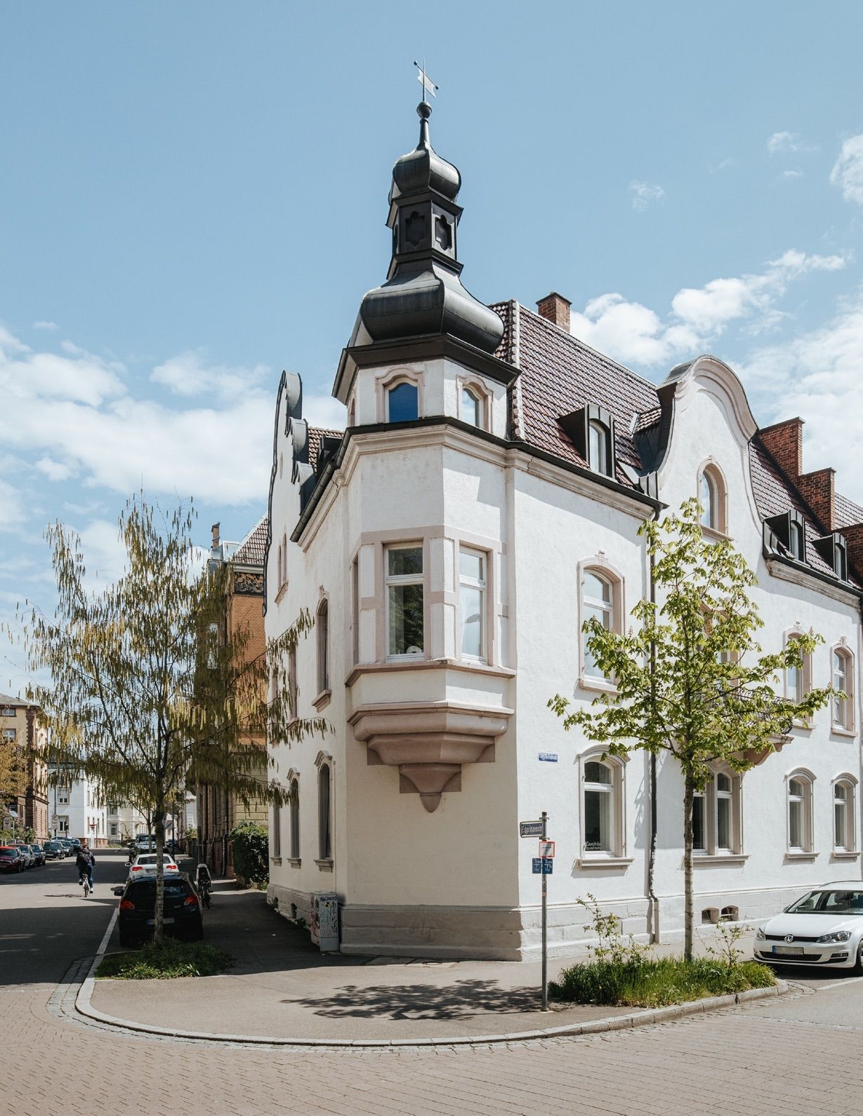 Gründerzeit-Eckhaus mit Türmchen in der Freiburger Wiehre