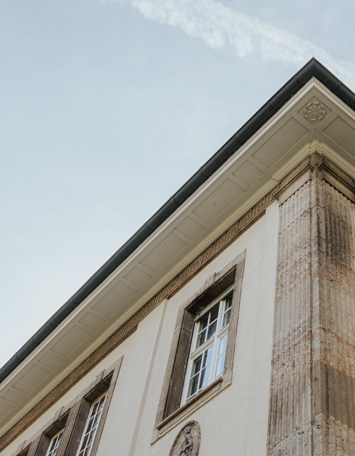 Detail einer klassischen Altbaufassade in Freiburg