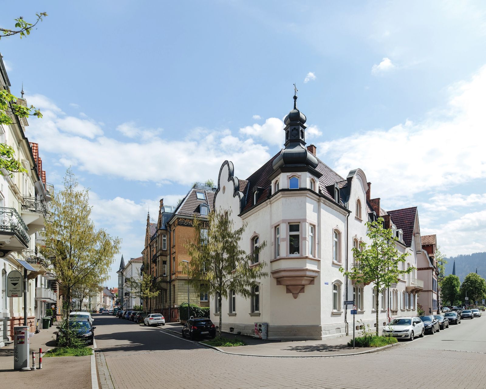 Gründerzeit-Eckhaus mit Türmchen in Freiburg – Sitz von VAN TOL Immobilien