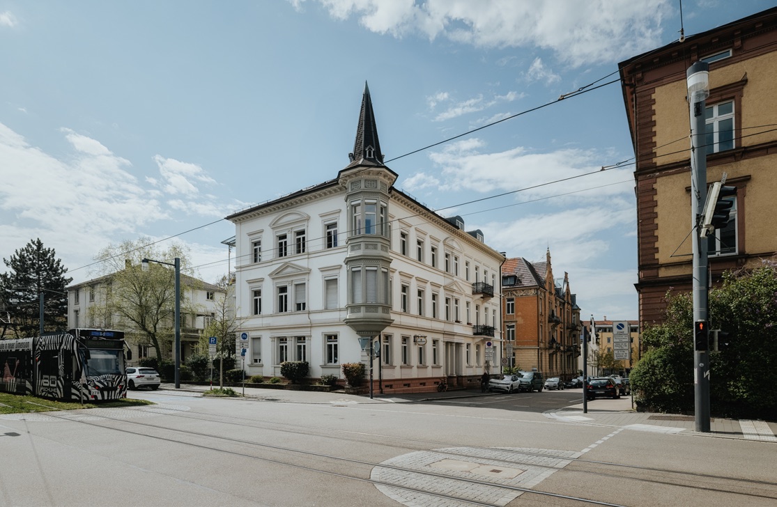 Straßenzug mit Gründerzeithäusern in Freiburg