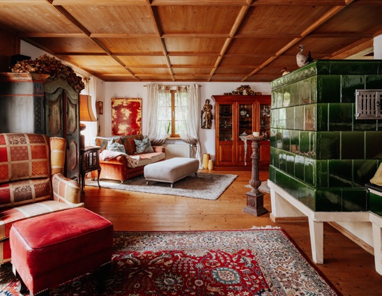 Wohnzimmer mit historischem Kachelofen in einem Freiburger Einfamilienhaus