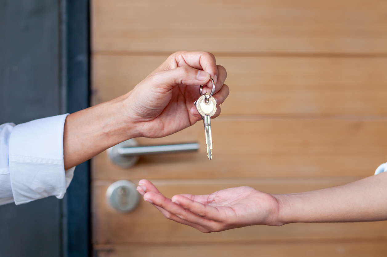 Schlüsselübergabe nach erfolgreichem Immobilienverkauf